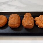 人形焼 山田家 - 左から  みかさ  たいこ　たぬき　もみじ