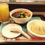 ミスタードーナツ - 麻婆麺肉まんセット750。
            今日はランチ食べ損ね15時からと言うことで、こちらを選択。久々のミスドランチ。
            まあ、無難に美味かったですよ！ここの肉まんは本当に好きなんです。ジューシーでモチモチ(^-^)
            
            で、これから大分へ！
            小倉で寄り道して大分へ21時。
            小倉では美味い魚食べますよー