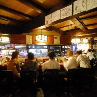 店舗中心にある大きな炉で焼かれる肉や魚
