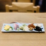 手打ちそば 根津 鷹匠 - 1100円：① 酒肴盛合せ7種（出汁巻き、板わさ、白菜漬物、きんぴら、酒粕味噌、千枚漬、ワカメ+鰹節の佃煮）