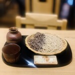 手打ちそば 根津 鷹匠 -  990円：② ２色盛り（せいろ、田舎）　