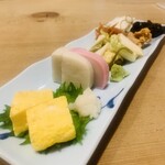 手打ちそば 根津 鷹匠 - 1100円：① 酒肴盛合せ7種（出汁巻き、板わさ、白菜漬物、きんぴら、酒粕味噌、千枚漬、ワカメ+鰹節の佃煮）