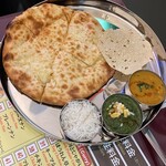 SITAL - ベジタリアンタリーセット(ほうれん草バニール、豆カレー､ホットチャイ)