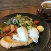 The Victorian Cafe & Cakes - ザ・ベーシック(税込1,650円)
①ポーチドエッグが2つ載ったブレッド②焼きベーコン2枚
③野菜サラダ(各種ハーブ&胡瓜&ミニ蕃加&甘藍&揚げ玉葱チップス)
お飲み物《セットドリンク》①HOT珈琲