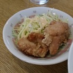 Chuuka Soba Heihachi - ランチタイムにサービスでついてくる鶏唐揚げ２個（これはサービス品なので文句を言わずありがたくいただきましょう^^）