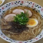 Chuuka Soba Heihachi - 具はチャーシュー３枚、煮卵1/2、木耳、青ねぎの布陣。澄んだスープは鶏がら醤油味であっさり！香味油が味を引き締めています！