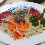 スタミナ料理・もつ焼き いな屋 - 生ホルモンユッケ