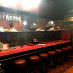 焼肉重慶 - 夕方６時前の店内