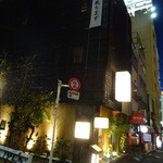 西麻布の交叉点の近くにございます