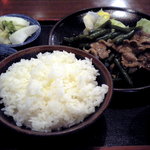 Kurobee - ニンニクの茎炒めと豚定食です
