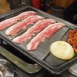韓国食堂　チャン - 鉄板に肉をのせます。