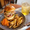 ストラト バーガー グリル - ①ストラトバーガー(税込1,380円)
②自家製フライドポテト③横幅広めなキャロットラペ(②③がセット:税込400円)
お飲み物①クラフトコーラ(通常価格:税込500円→セット価格:税込250円)
