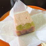 山中温泉　花紫 - ラズベリー風味の蒸し菓子です。