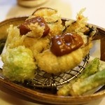 Hirosaku - 大ぶりの牡蠣2粒を天ぷらで。ソースは濃い目で甘めの胡麻@@　あいますね～　それとタラの芽と蕗の薹