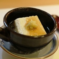 ひろ作 - ぐつぐつの絹ごし豆腐の小鍋です。湯豆腐のようですけど、濃いめの葛餡と生姜出頂きます。体が温まる！