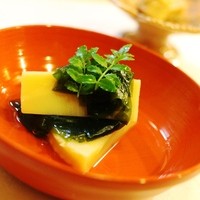 ひろ作 - 筍と若芽。木の芽を添えて春の味。ほどよい苦みがあって季節先取り。