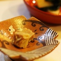ひろ作 - 熱燗（八海山）を飲んでたら、ご主人が出してくださいました。チーズの味噌漬け。