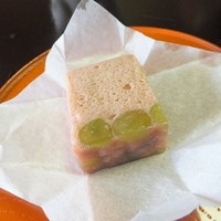山中温泉　花紫 - ラズベリー風味の蒸し菓子です。