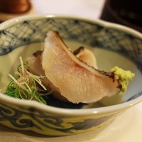 ひろ作 - お造りは鮎魚女。皮を炙ってあります。コリコロで香ばしい♪