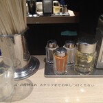 東京アンダーグラウンドラーメン 頑者 - 卓上