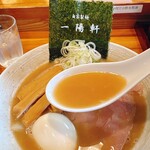 一陽軒 - スープは豚骨ベースとの事