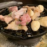 351519161 - 鶏肉の脂が落ちていく　にんにくも美味しい