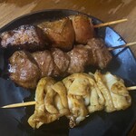 もつ焼きばん - しろ（大腸）130円・かしら（頭の赤身）150円・レバー80円