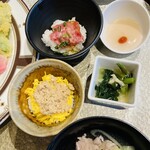 クロスダイン - まぐろ丼、そぼろ丼、いろいろな小鉢