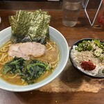 家家家 - ラーメン（900円）＋ライス（無料）