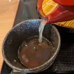 蕎麦切り つるみ - 蕎麦湯を注ぐ