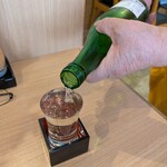 蕎麦切り つるみ - 女将さんより冷酒が注がれる
