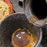 蕎麦切り つるみ - つゆを注ぐ