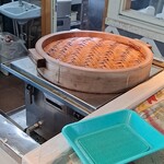 みさきまぐろ倶楽部 - 店頭で蒸しています。