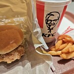 ケンタッキーフライドチキン - ドリンク写真:鶏竜田バーガーセット。やっぱ少ない高い