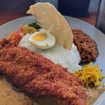 フィッシュ - フィッシュフライカレーとキーマカレーの2種盛り