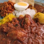 フィッシュ - チキンカレー、キーマカレー、豆カレーの三種盛り
