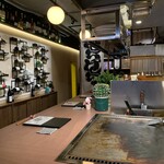 鉄板焼き八八 ワイン専門店 - 店内