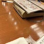 おでん三吉 - 座席の中央にはコンロがある