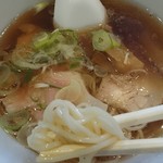 らーめん芝浜 - 麺は白い細めん