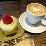MONZ CAFE - いちごのベイクドケーキ、カプチーノ