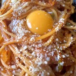 美濃源 - ナポリタンに粉チーズをフリフリ！