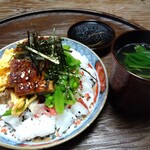 へら亭 - 料理写真:◯ちらし寿司…鰻、小海老、さやえんどうなど。皿も華やか。これから引越しと話してたら、多めに盛ってくださりました(*^^*)汁はとろろ昆布入り。