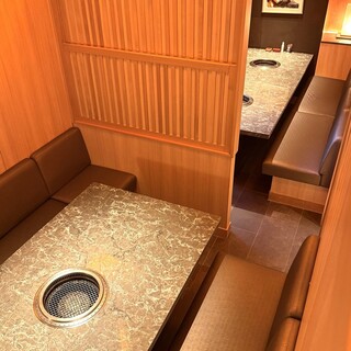 お部屋にテーブルが2つある個室になっております。
