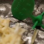 昭恋館 よ志のや - 間人ガニにはこの緑のタグがついておりブランド化されています。