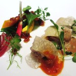 カントニーズ 燕 ケン タカセ - 茹で鶏の冷製　オリエンタルハーブの香り　三種のソースで　季節野菜とともに