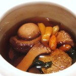 カントニーズ 燕 ケン タカセ - “ファッチューチョン”数種キノコ類と広東乾燥野菜で作ったオリジナル精進蒸しスープ