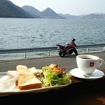 キウイズカフェ - バイクと海を眺めながら、モーニング♪