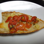 メティサージュ - ブルスケッタ（カリカリバケットにチーズ、トマト、バジルをのせたもの）