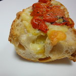 メティサージュ - ブルスケッタ（カリカリバケットにチーズ、トマト、バジルをのせたもの）