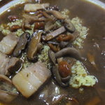 Velvo - 豚バラ燻製入りキノコカレー（アップ）